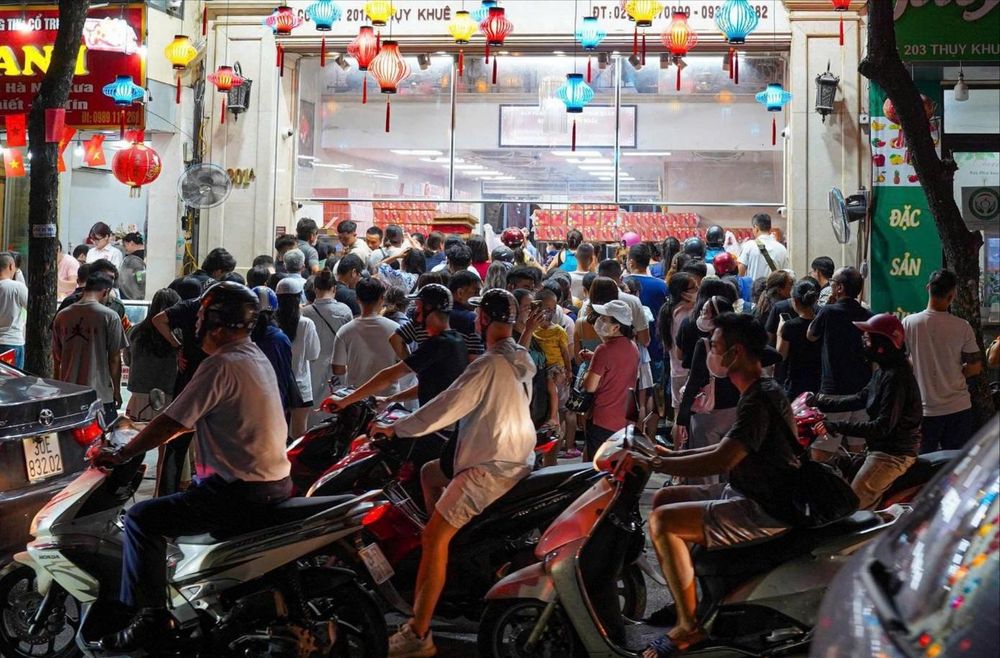Hà Nội: Đông nghịt người xếp hàng mua bánh Trung thu
