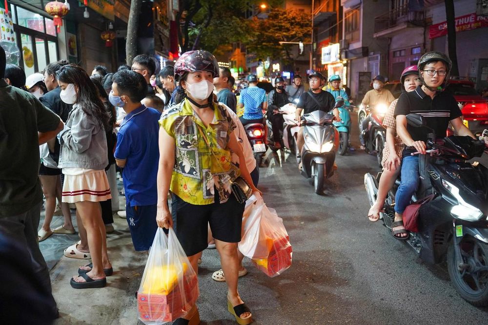 Hà Nội: Đông nghịt người xếp hàng mua bánh Trung thu