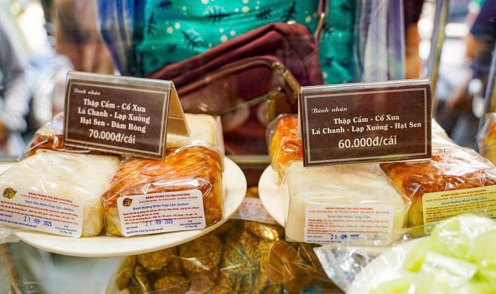 Hà Nội: Đông nghịt người xếp hàng mua bánh Trung thu