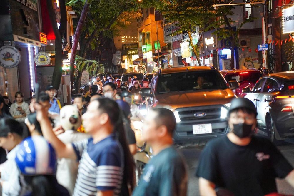 Hà Nội: Đông nghịt người xếp hàng mua bánh Trung thu