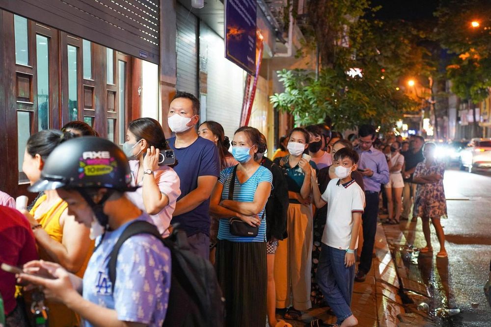 Hà Nội: Đông nghịt người xếp hàng mua bánh Trung thu