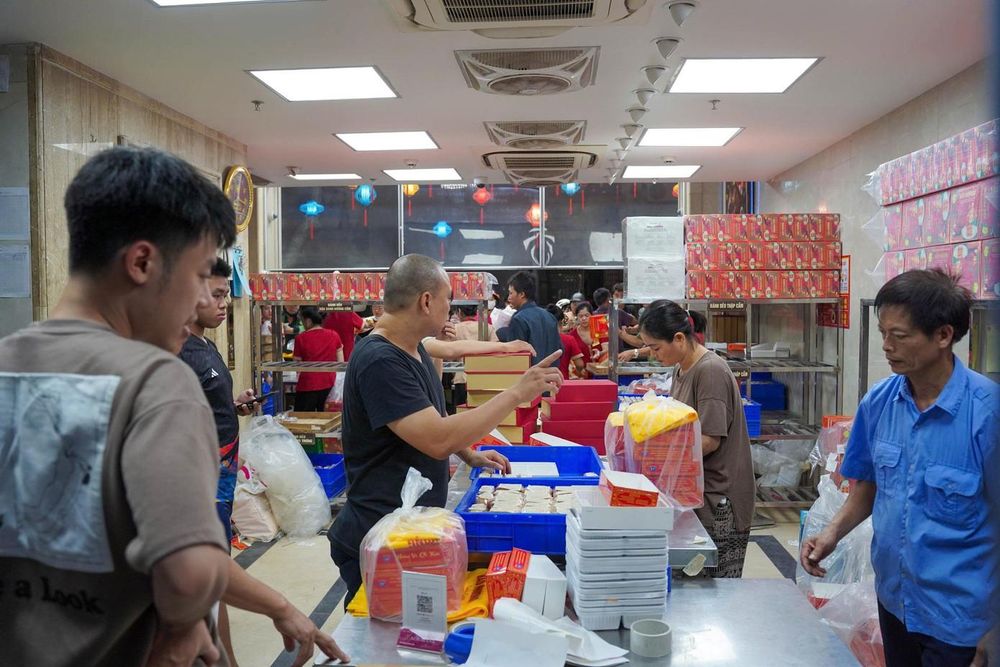 Hà Nội: Đông nghịt người xếp hàng mua bánh Trung thu