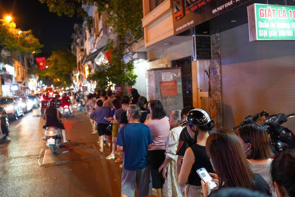 Hà Nội: Đông nghịt người xếp hàng mua bánh Trung thu