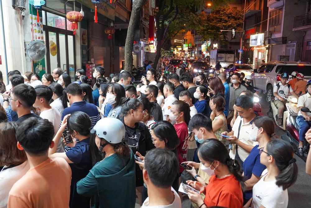 Hà Nội: Đông nghịt người xếp hàng mua bánh Trung thu