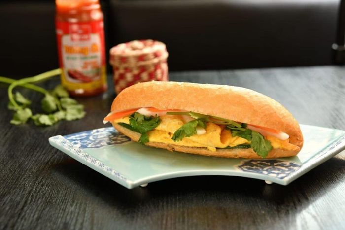 Bánh mì trứng – bữa sáng tiện lợi nhưng cần ăn đúng cách để tốt cho sức khỏe
