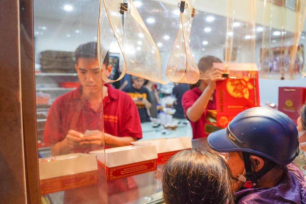 Hà Nội: Đông nghịt người xếp hàng mua bánh Trung thu