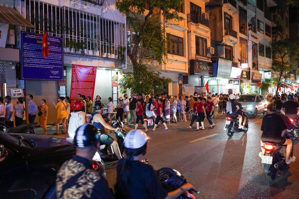 Hà Nội: Đông nghịt người xếp hàng mua bánh Trung thu
