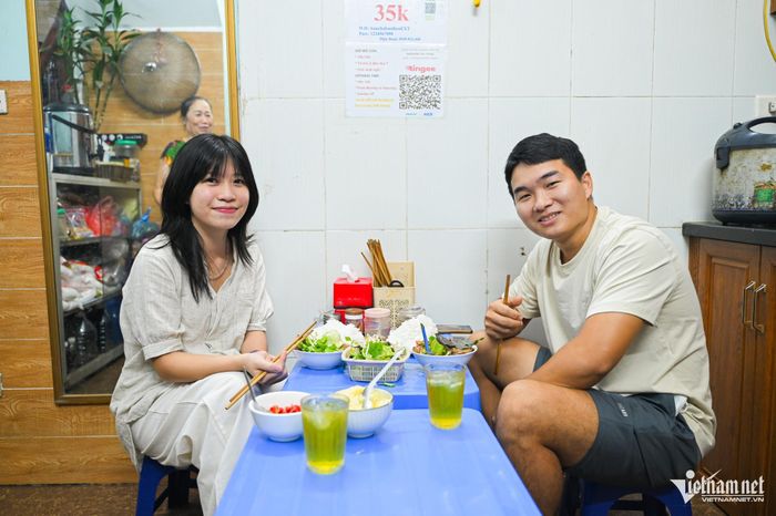 Quán bún chả 19 năm ‘núp’ ngách nhỏ Hà Nội, mỗi trưa bán hết veo 200 suất