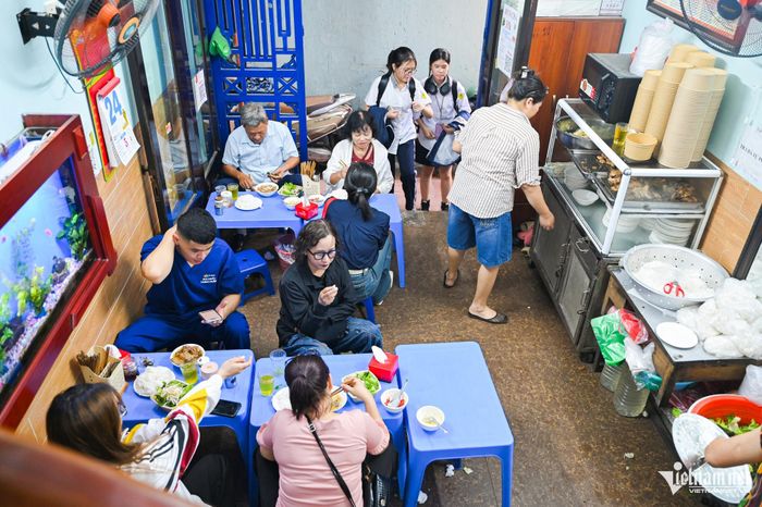 Quán bún chả 19 năm ‘núp’ ngách nhỏ Hà Nội, mỗi trưa bán hết veo 200 suất