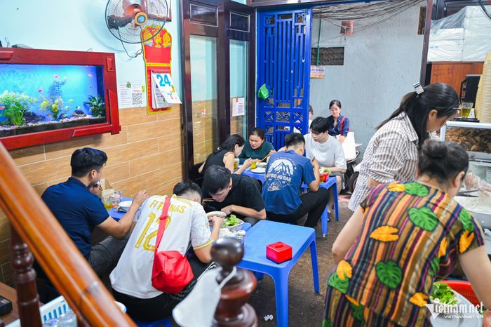 Quán bún chả 19 năm ‘núp’ ngách nhỏ Hà Nội, mỗi trưa bán hết veo 200 suất