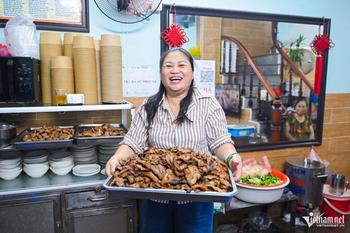 Quán bún chả 19 năm ‘núp’ ngách nhỏ Hà Nội, mỗi trưa bán hết veo 200 suất