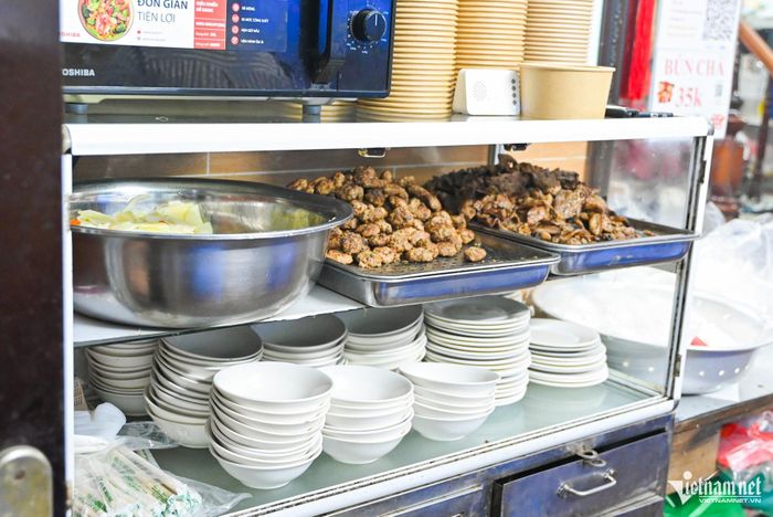Quán bún chả 19 năm ‘núp’ ngách nhỏ Hà Nội, mỗi trưa bán hết veo 200 suất