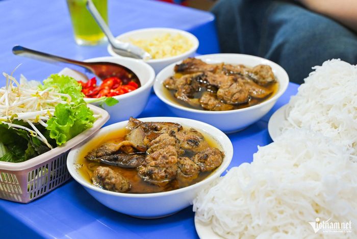 Quán bún chả 19 năm ‘núp’ ngách nhỏ Hà Nội, mỗi trưa bán hết veo 200 suất
