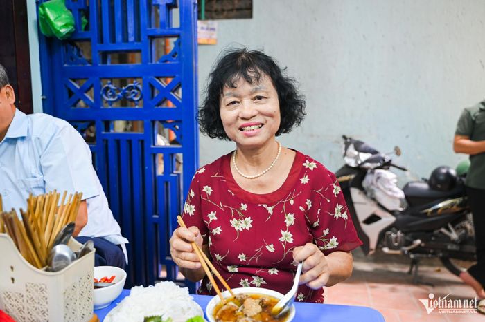 Quán bún chả 19 năm ‘núp’ ngách nhỏ Hà Nội, mỗi trưa bán hết veo 200 suất
