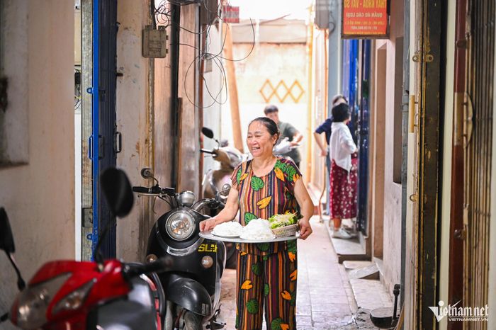 Quán bún chả 19 năm ‘núp’ ngách nhỏ Hà Nội, mỗi trưa bán hết veo 200 suất