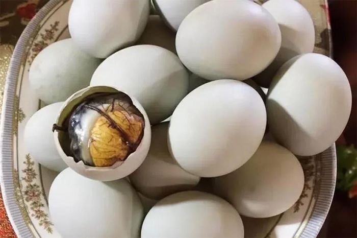Cách phân biệt trứng vịt lộn và trứng thường