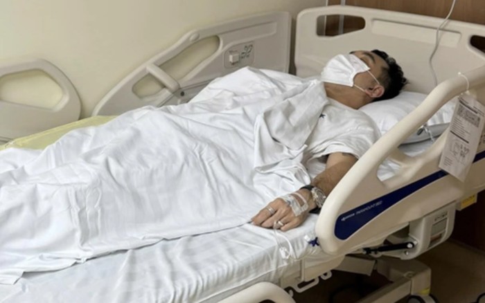 Ca sĩ Ưng Hoàng Phúc bị sốt kéo dài, phải nhập viện