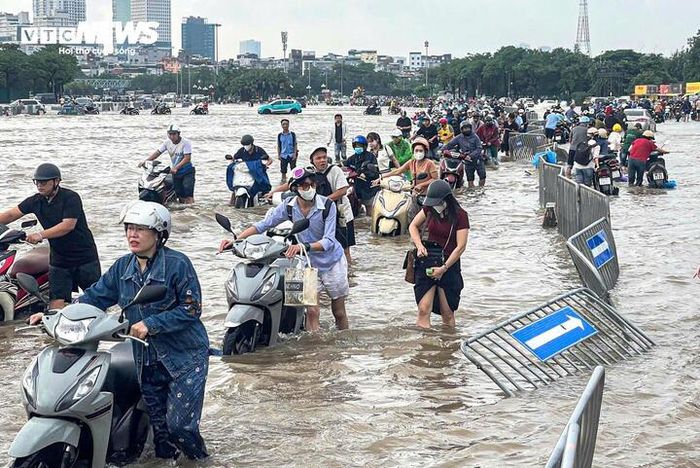 Vì sao Hà Nội cứ mưa là ngập &#8216;không lối thoát&#8217;?