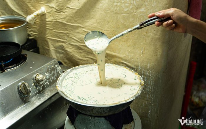 Vợ chồng 31 năm bán bánh xèo Quảng Ngãi giữa lòng Hà Nội, vẫn giữ được hồn quê