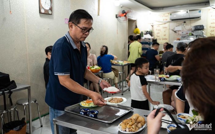 Vợ chồng 31 năm bán bánh xèo Quảng Ngãi giữa lòng Hà Nội, vẫn giữ được hồn quê