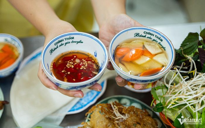 Vợ chồng 31 năm bán bánh xèo Quảng Ngãi giữa lòng Hà Nội, vẫn giữ được hồn quê