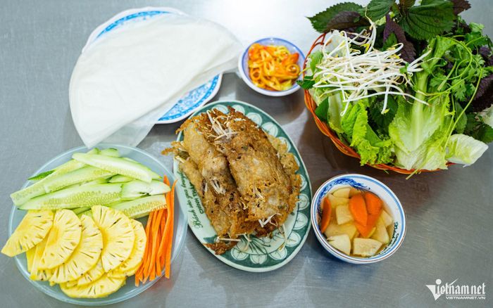 Vợ chồng 31 năm bán bánh xèo Quảng Ngãi giữa lòng Hà Nội, vẫn giữ được hồn quê