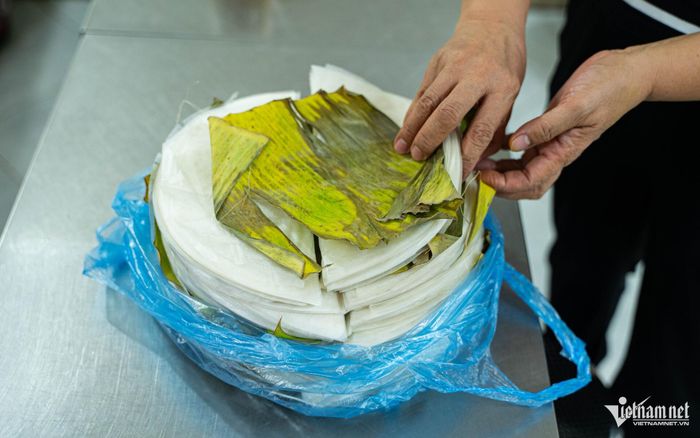 Vợ chồng 31 năm bán bánh xèo Quảng Ngãi giữa lòng Hà Nội, vẫn giữ được hồn quê