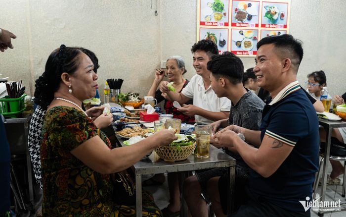 Vợ chồng 31 năm bán bánh xèo Quảng Ngãi giữa lòng Hà Nội, vẫn giữ được hồn quê