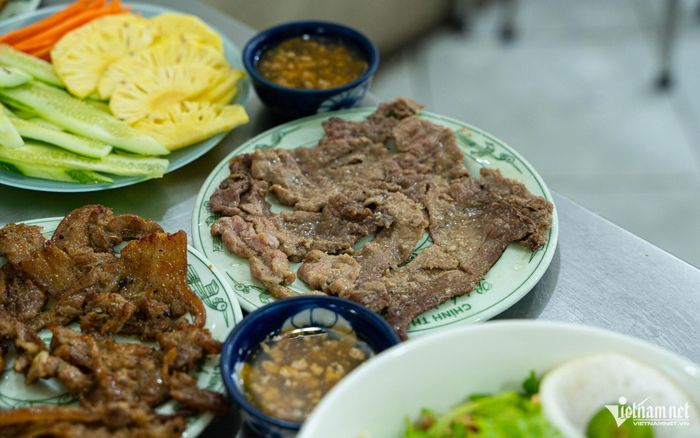 Vợ chồng 31 năm bán bánh xèo Quảng Ngãi giữa lòng Hà Nội, vẫn giữ được hồn quê