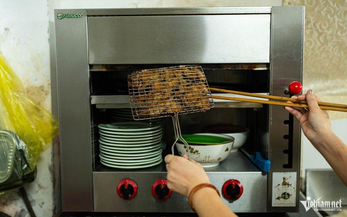 Vợ chồng 31 năm bán bánh xèo Quảng Ngãi giữa lòng Hà Nội, vẫn giữ được hồn quê