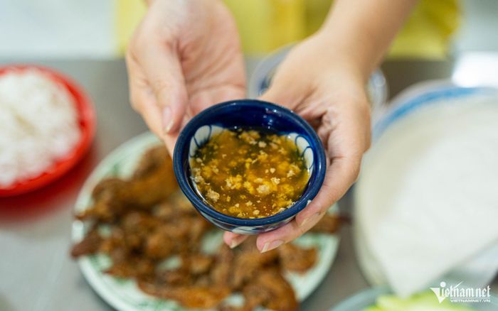 Vợ chồng 31 năm bán bánh xèo Quảng Ngãi giữa lòng Hà Nội, vẫn giữ được hồn quê