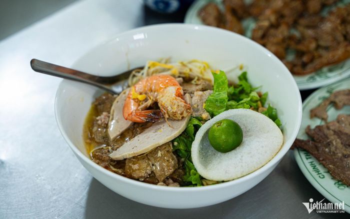 Vợ chồng 31 năm bán bánh xèo Quảng Ngãi giữa lòng Hà Nội, vẫn giữ được hồn quê