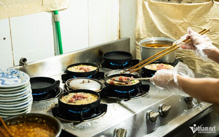 Vợ chồng 31 năm bán bánh xèo Quảng Ngãi giữa lòng Hà Nội, vẫn giữ được hồn quê