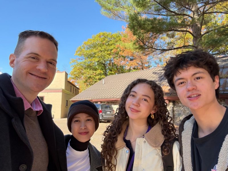 <strong>Diễn viên – Siêu mẫu Ngọc Nga chia sẻ loạt ảnh đời thường dễ thương cùng ông xã và các con ở Mỹ</strong>