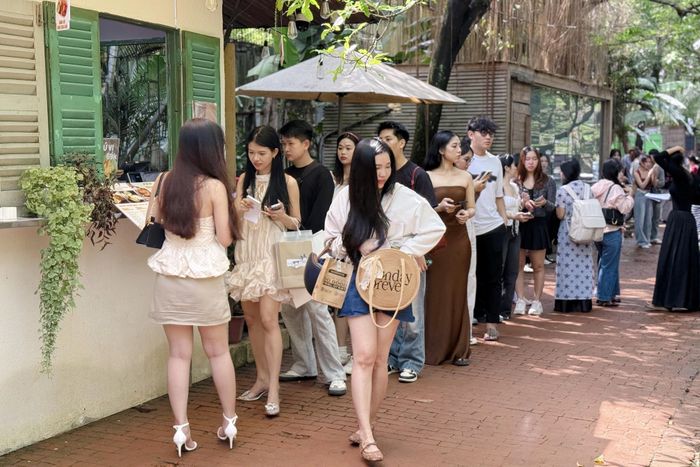 Chờ 45 phút để &#8216;đu trend&#8217; xôi mùa thu đang &#8216;hot&#8217; nhất TP.HCM