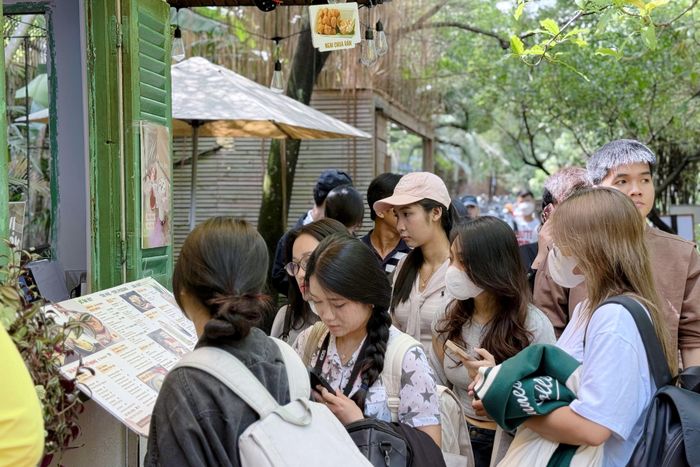 Chờ 45 phút để &#8216;đu trend&#8217; xôi mùa thu đang &#8216;hot&#8217; nhất TP.HCM