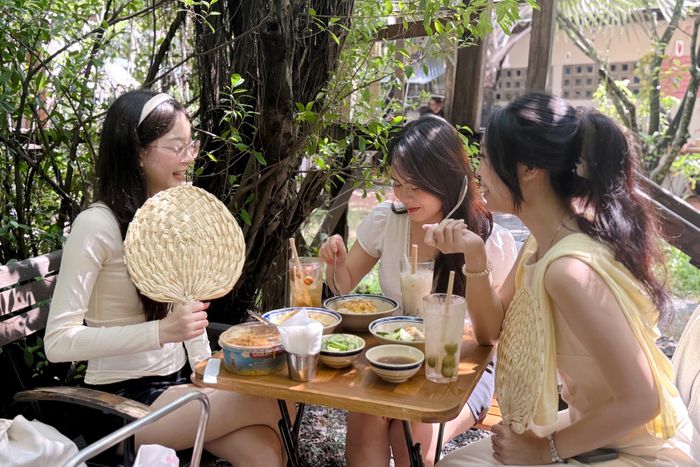 Chờ 45 phút để &#8216;đu trend&#8217; xôi mùa thu đang &#8216;hot&#8217; nhất TP.HCM