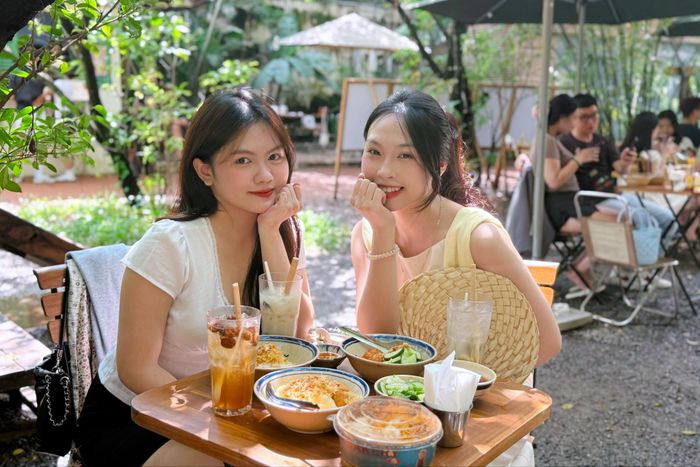 Chờ 45 phút để &#8216;đu trend&#8217; xôi mùa thu đang &#8216;hot&#8217; nhất TP.HCM