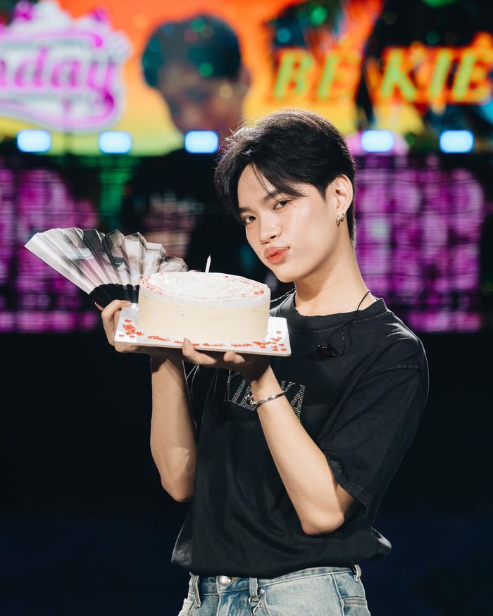 Hàng nghìn người hóng Hieuthuhai