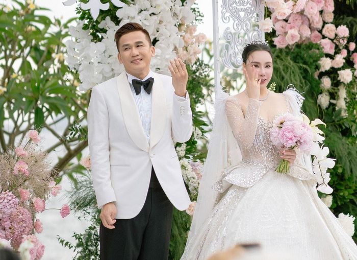 Hồ Quỳnh Hương 45 tuổi lên xe hoa và loạt sao Việt kết hôn năm 2025