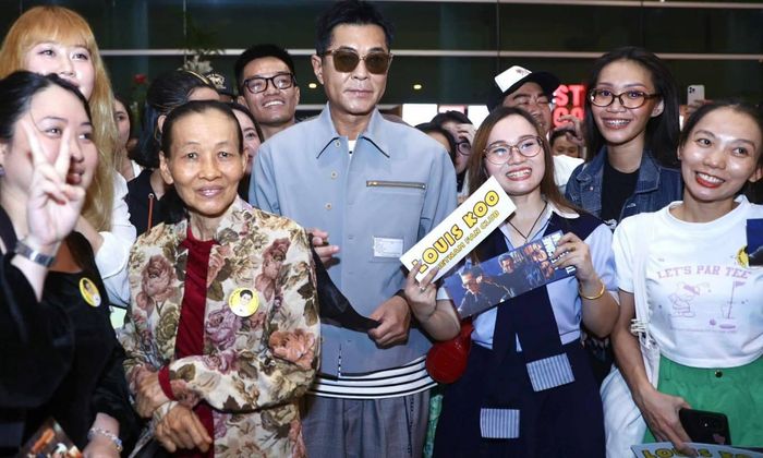 Hồng Kim Bảo ngồi xe lăn, Cổ Thiên Lạc được fan vây kín khi tới Việt Nam