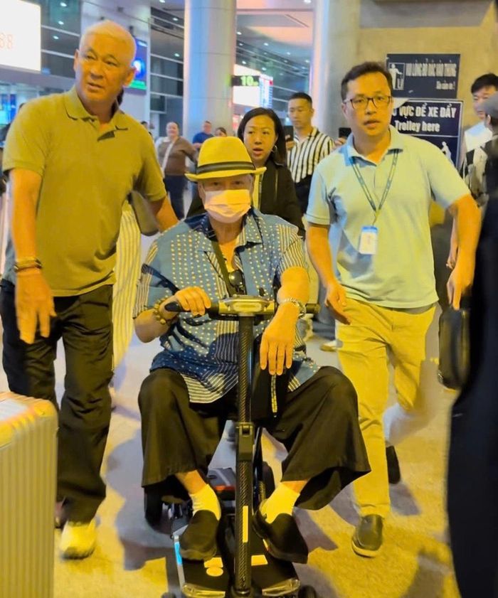 Hồng Kim Bảo ngồi xe lăn, Cổ Thiên Lạc được fan vây kín khi tới Việt Nam