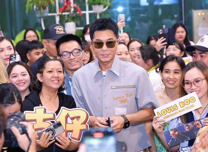 Hồng Kim Bảo ngồi xe lăn, Cổ Thiên Lạc được fan vây kín khi tới Việt Nam