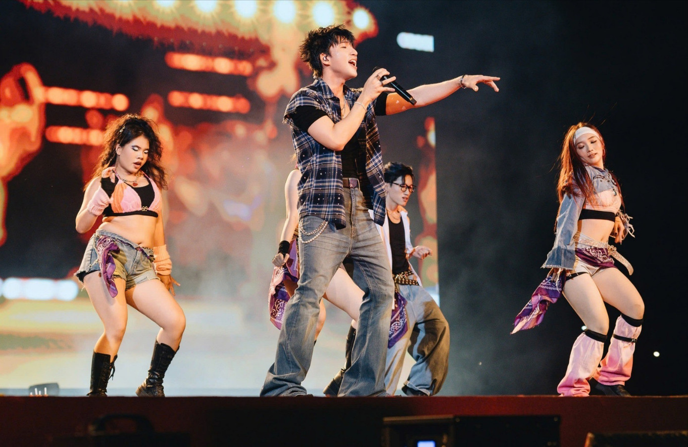 Cuộc đụng độ căng não của Hieuthuhai