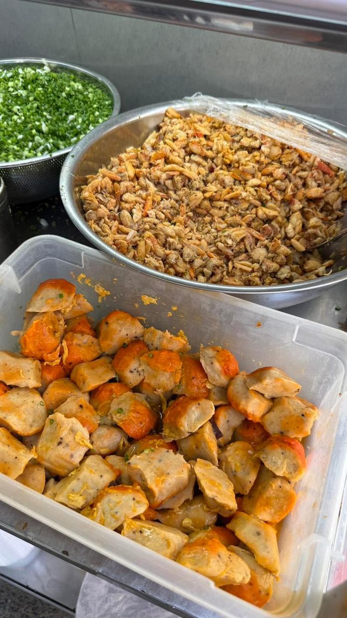 Khách Nhật thử bánh canh cua ở TPHCM, khen ngon nhất, húp cạn nước dùng