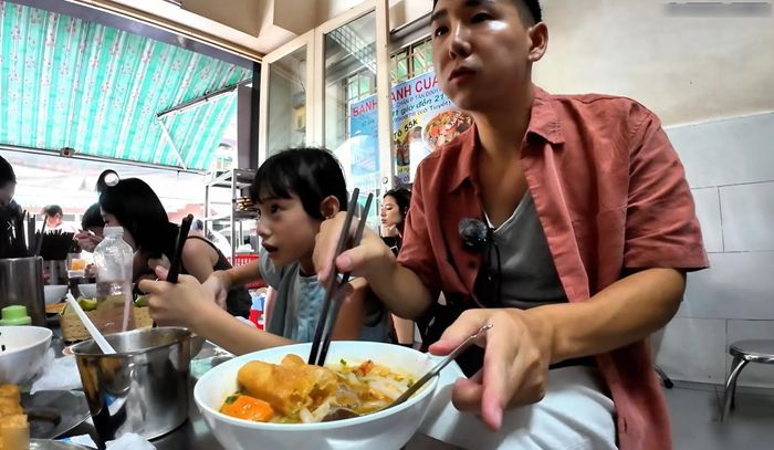 Khách Nhật thử bánh canh cua ở TPHCM, khen ngon nhất, húp cạn nước dùng