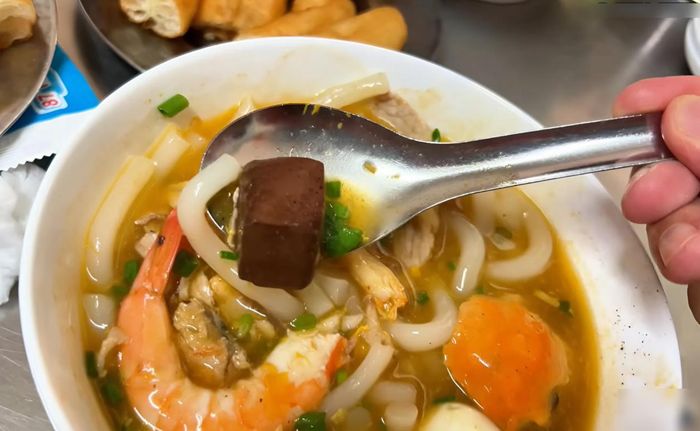 Khách Nhật thử bánh canh cua ở TPHCM, khen ngon nhất, húp cạn nước dùng