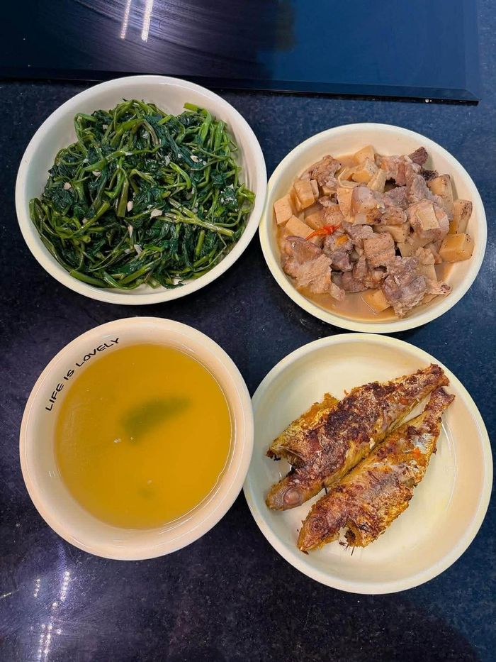 Mâm cơm nhà ở TP.HCM, Hà Nội khi giá rau &#8216;nhảy múa&#8217;