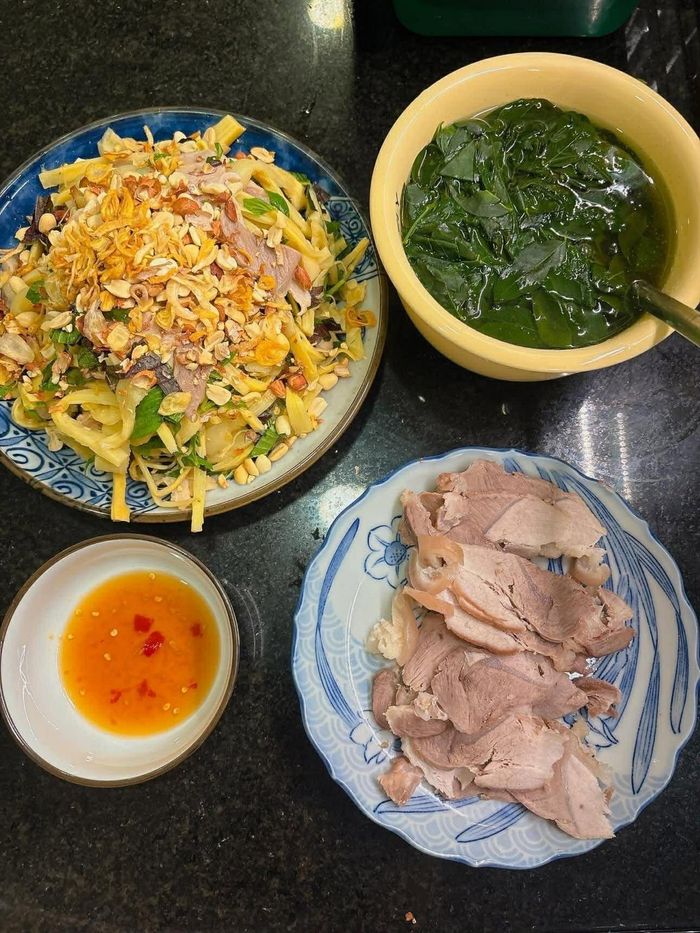 Mâm cơm nhà ở TP.HCM, Hà Nội khi giá rau &#8216;nhảy múa&#8217;