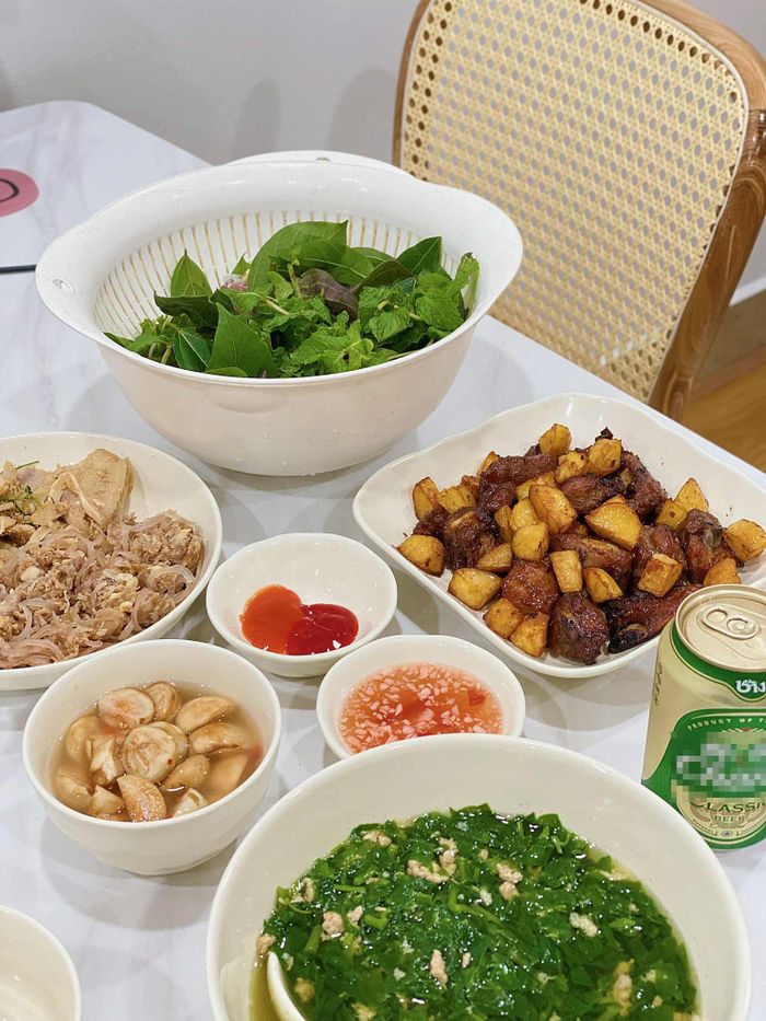 Mâm cơm nhà ở TP.HCM, Hà Nội khi giá rau &#8216;nhảy múa&#8217;